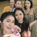 Tuyển phi công trẻ trò chuyện