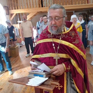 Подать записки на молитву в православный храм. Крым.